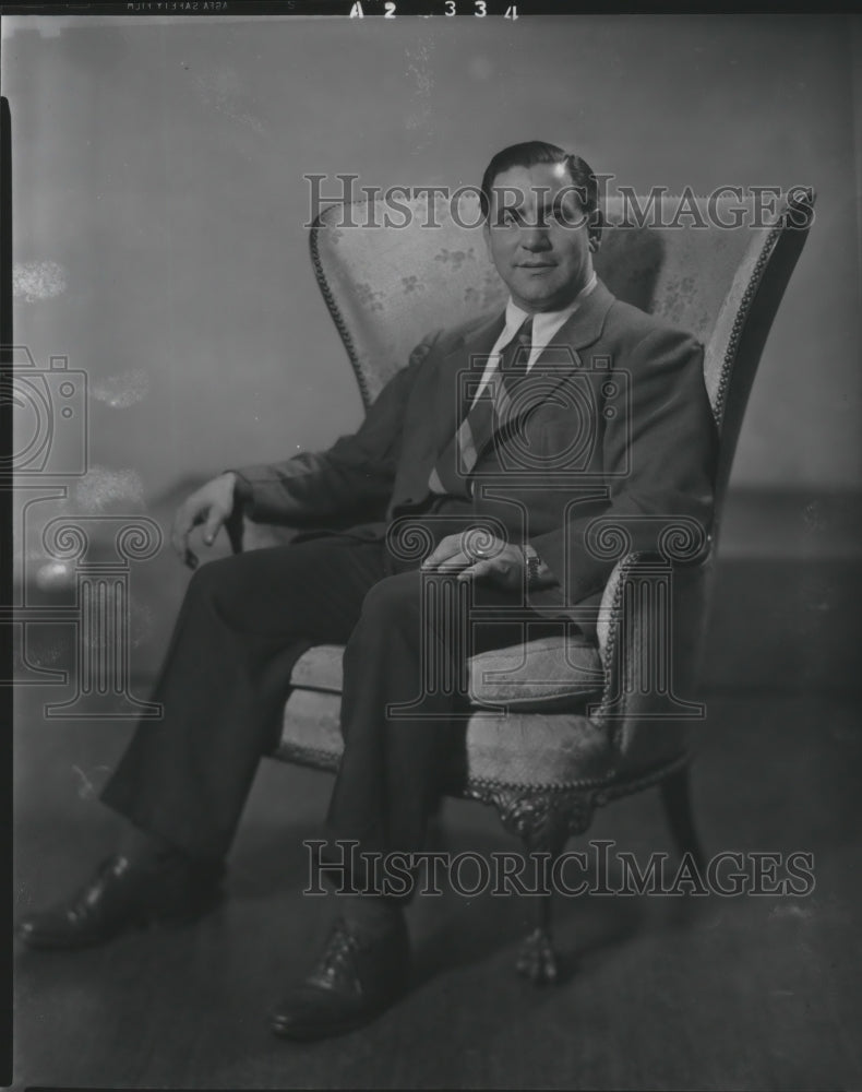 Press Photo Actor Dave Banks relaxes in big chair. - abna08431 - Historic Images