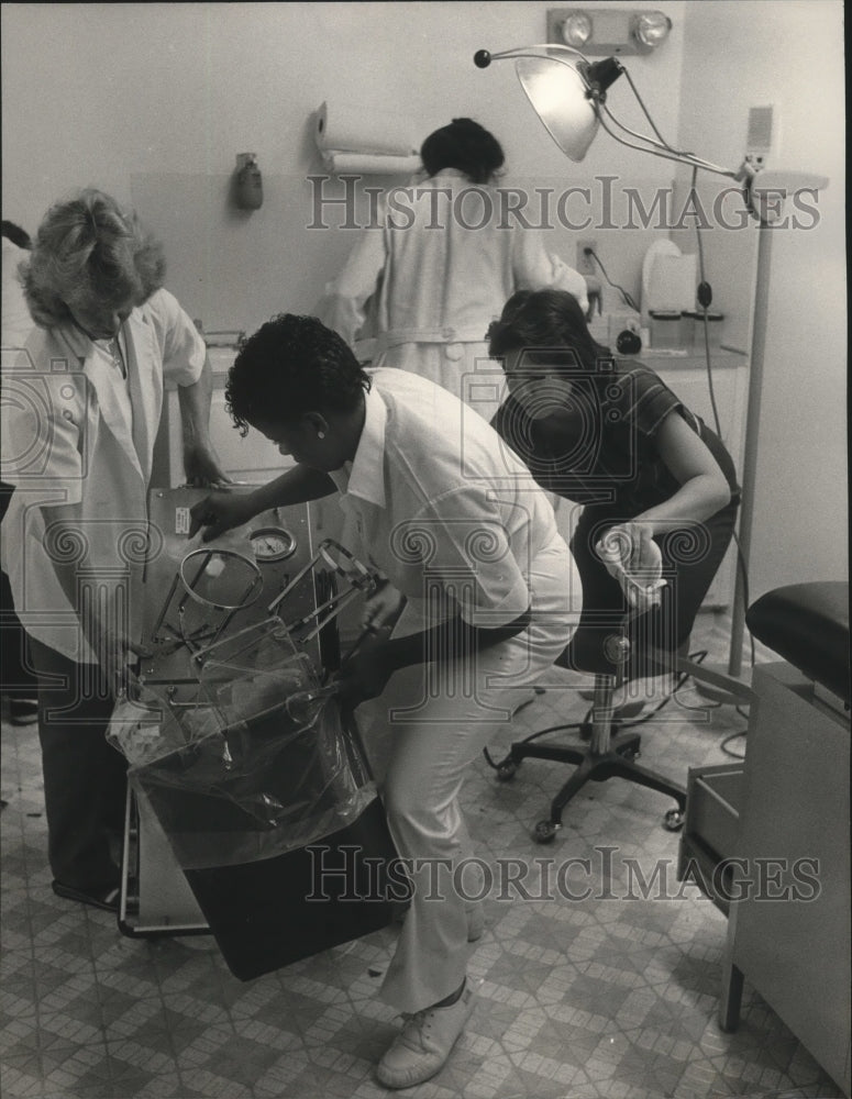 1984 Press Photo Alabama- Birmingham's Women's Clinic clean-up after vandals. - Historic Images