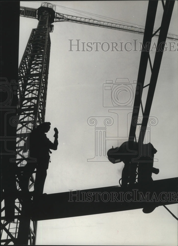 1981 Press Photo Tom Horn, Keith Hill Work on Birmingham Towers, Alabama - Historic Images