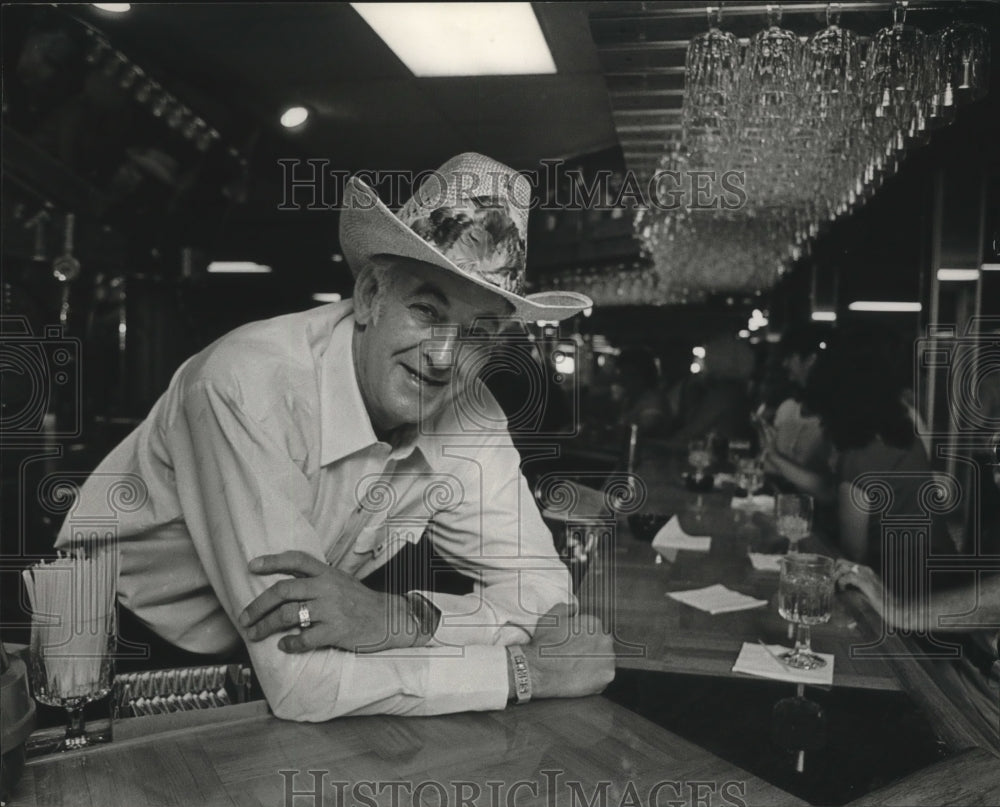 1983 Press Photo Sammy Cantavespre Shows off New Nightspot, Birmingham, Alabama - Historic Images