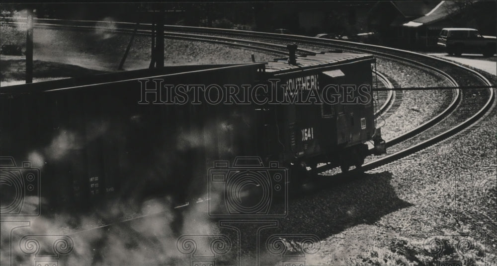 1988 Press Photo Southern Railroad Caboose Rounds Bend in Cardiff, Alabama - Historic Images