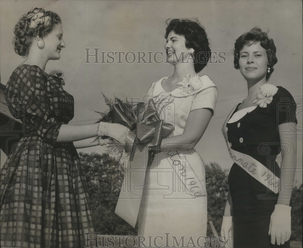 1960 Press Photo New Macon County, Alabama Maid of Cotton Receives Roses - Historic Images