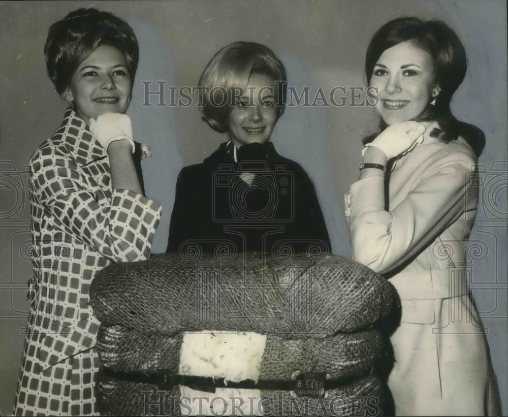 1969 Press Photo Maid of Cotton contestants from Alabama and Mississippi. - Historic Images