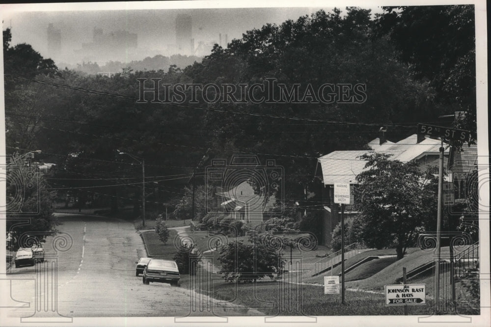 1987 Press Photo Alabama-Neighbors in Crestwood plagued by a rapist. - abna08581 - Historic Images