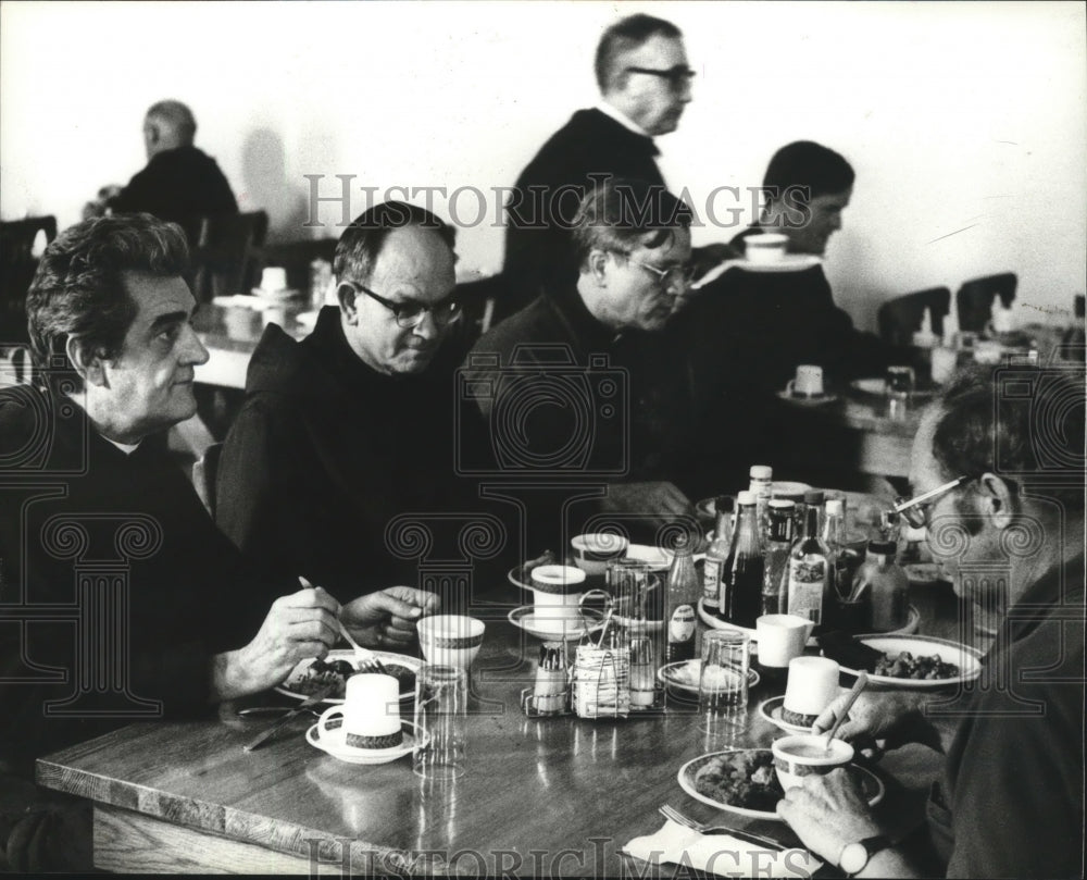 1978 Press Photo Benedictines Eat Lunch, St. Bernard Abbey-College, Alabama - Historic Images