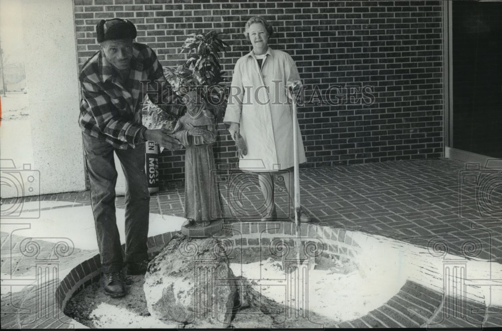 1970 Press Photo Alabama-Shelby County Library landscape statue in Columbiana. - Historic Images