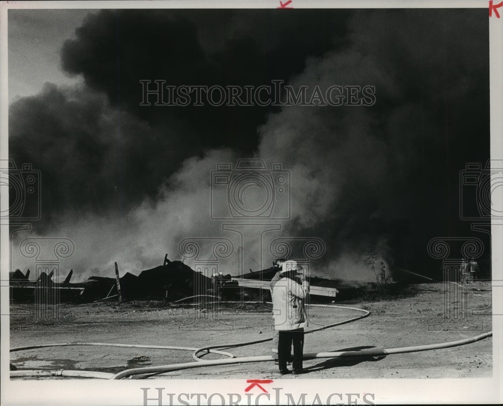 1991 Press Photo Fire Captain D.B. Thompson Radios for Help With Fire, Alabama - Historic Images