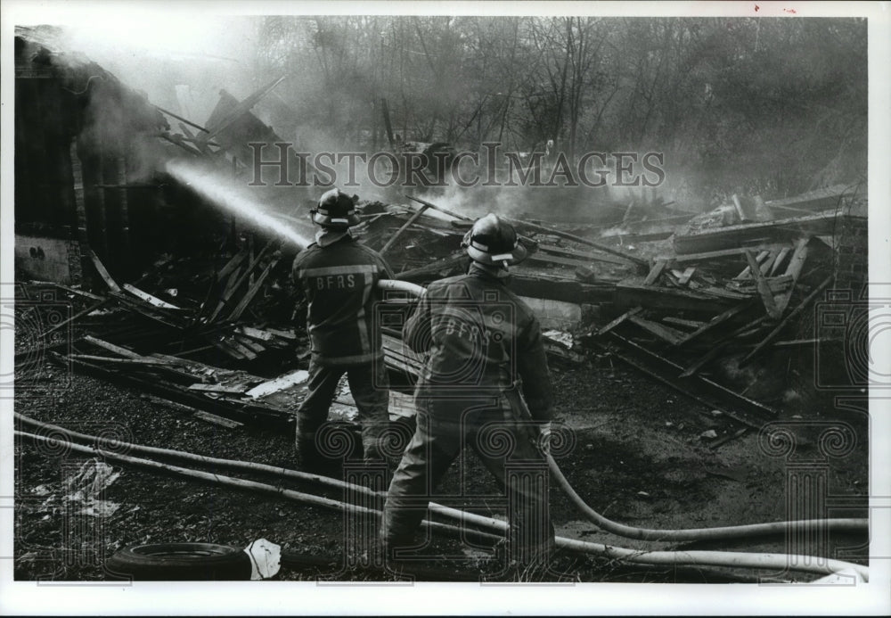 1992 Press Photo Alabama-Birmingham firemen spray water on the remains of house. - Historic Images