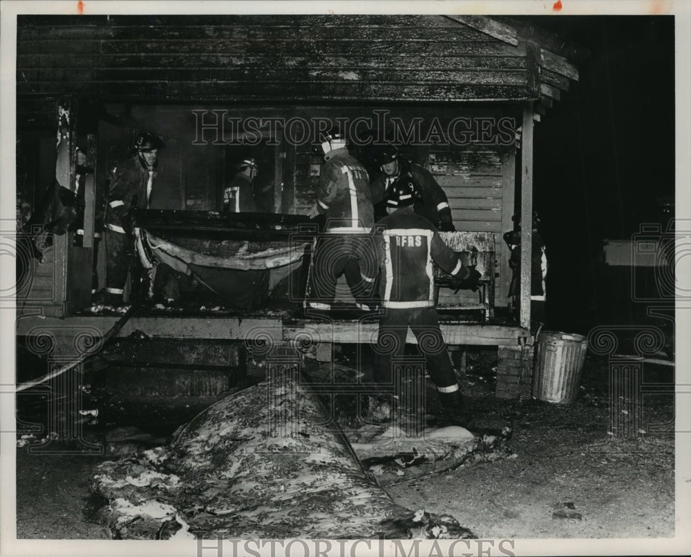 1991 Press Photo Alabama-Birmingham firemen remove bed from burned house. - Historic Images