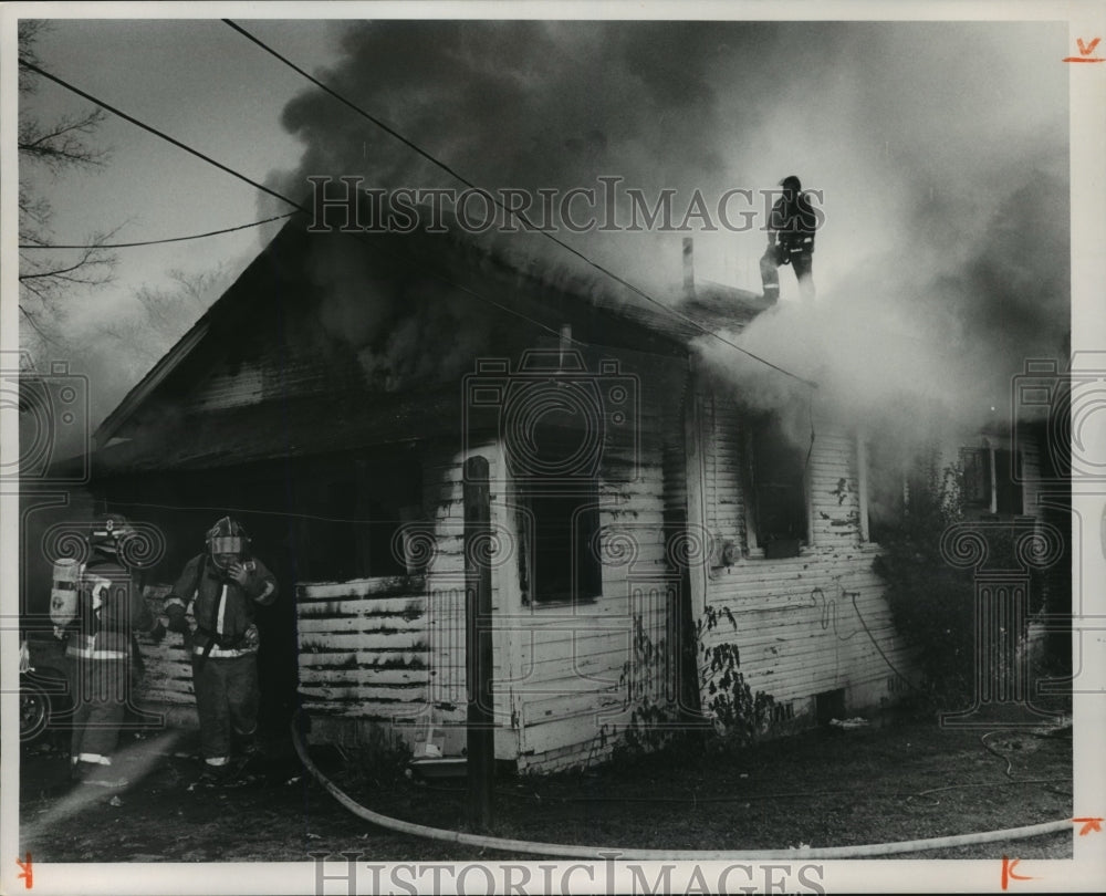 1990 Press Photo Alabama-Birmingham firemen fight house and car fire. - Historic Images
