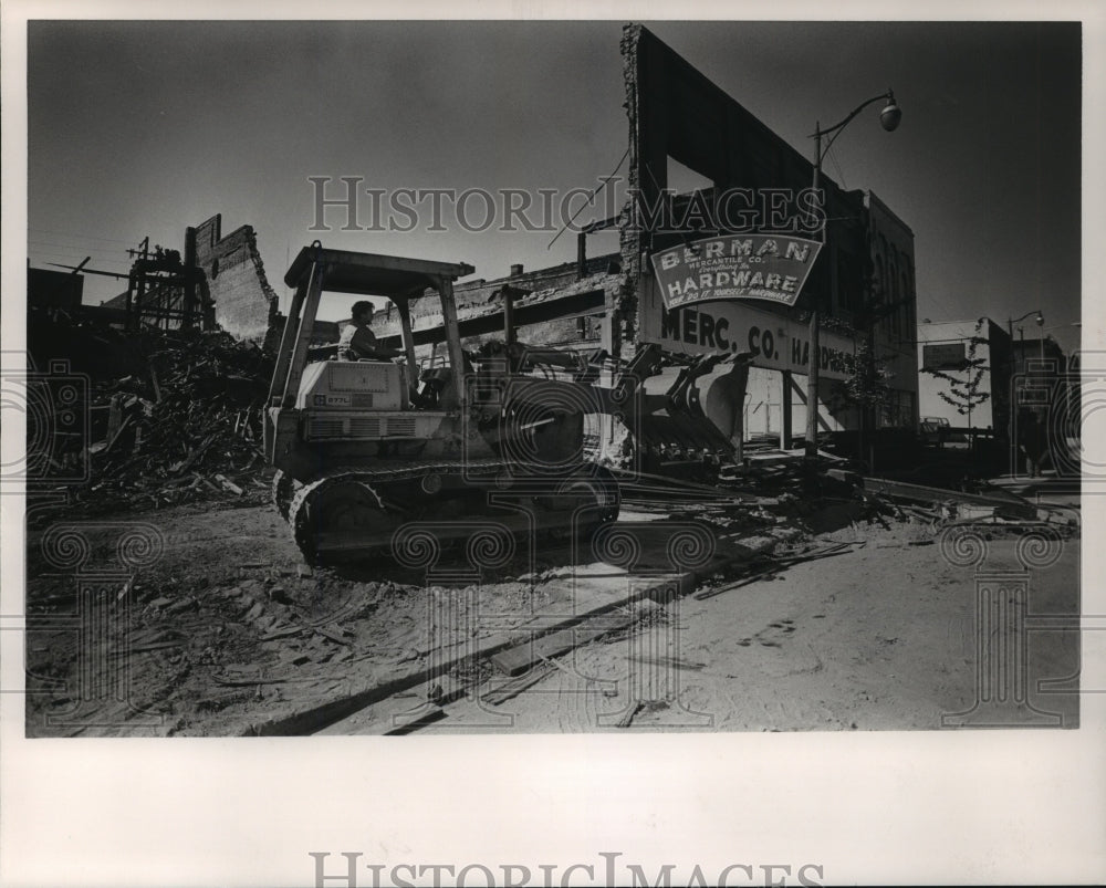 1986 Press Photo Alabama-Birmingham-Bulldozer pushes down ruins from Berman fire - Historic Images