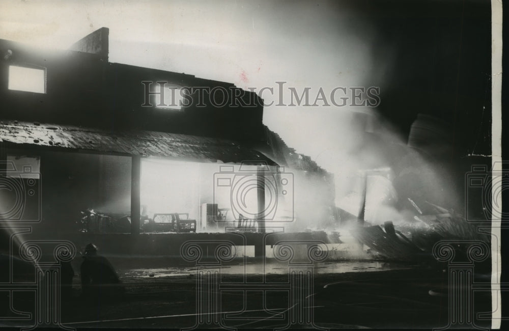 1953 Press Photo Fire at Marks-Fitzgerald Furniture Company Warehouse, Alabama - Historic Images