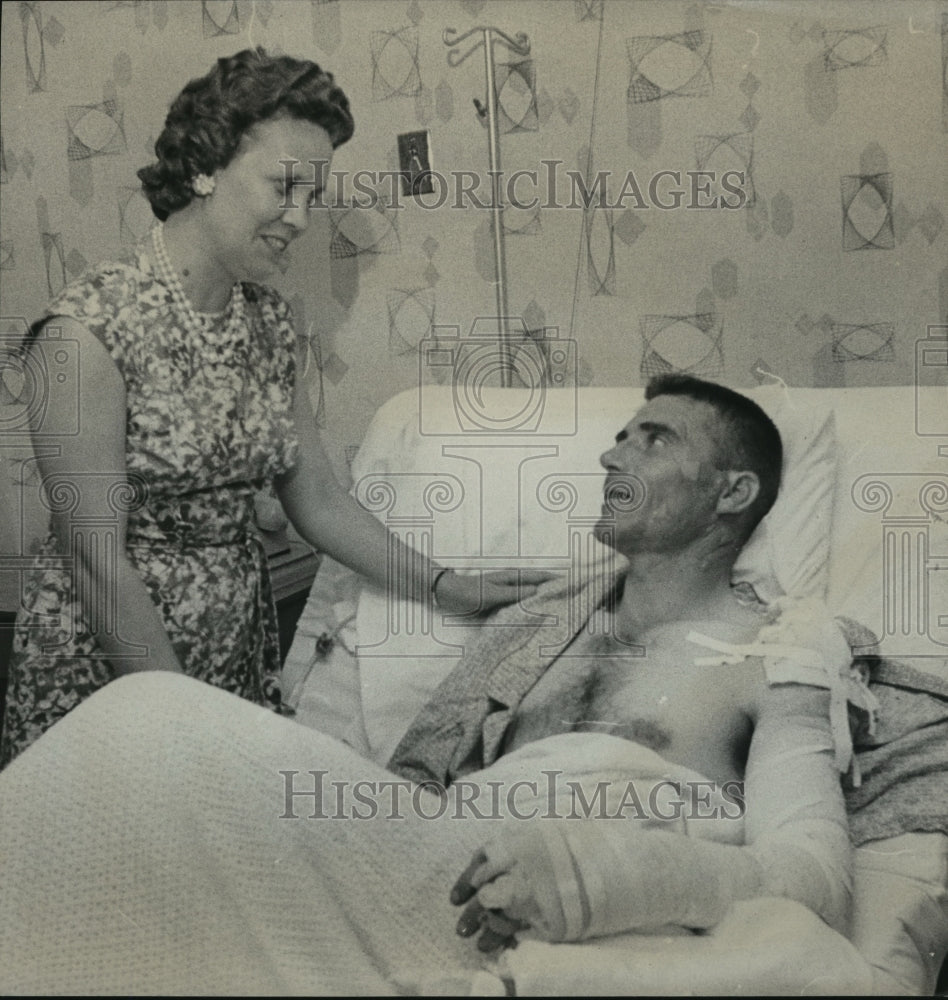 1965 Press Photo Alabama-Birmingham injured fireman, D.H. Holcombe Jr. and wife. - Historic Images