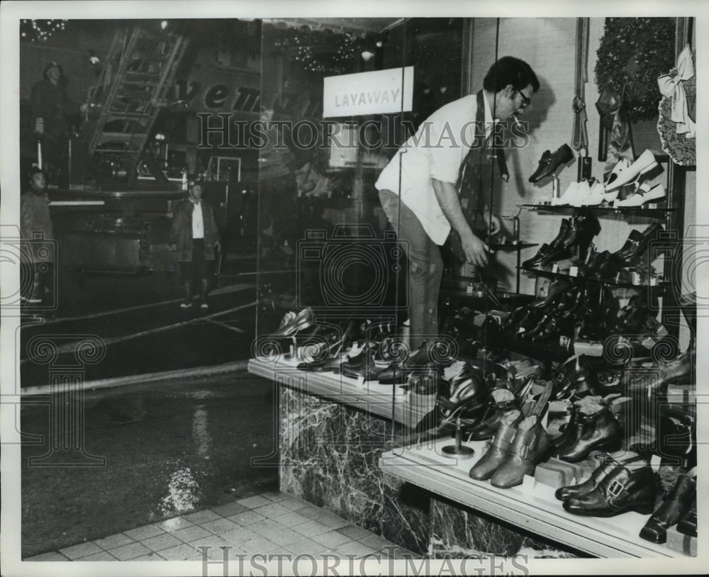 1970 Press Photo Alabama-Birmingham's Thom McAn employee tries to save shoes. - Historic Images