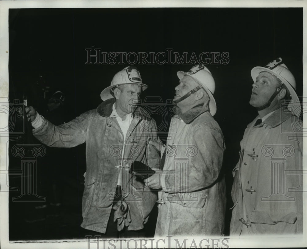 1970 Press Photo Alabama-Birmingham firemen at Lawrence Furniture store fire. - Historic Images