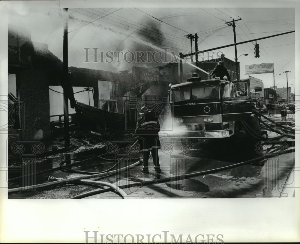 1979 Press Photo Alabama-Fairfield firemen fight fire at Ensley Ornamental Iron. - Historic Images