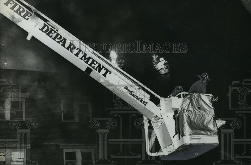 1965 Press Photo Alabama-Birmingham firemen in their &quot;Snorkel&quot; apparatus. - Historic Images