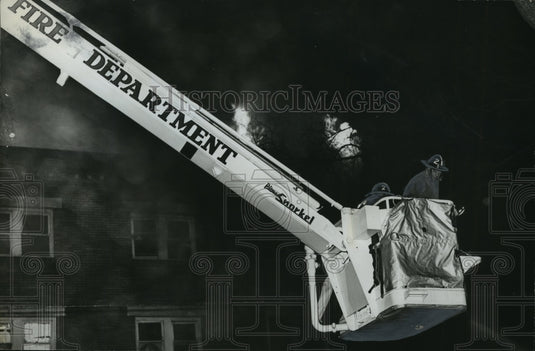 1965 Press Photo Alabama-Birmingham firemen in their "Snorkel" apparatus. - Historic Images