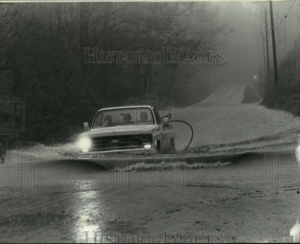 1979 Press Photo Truck Drives Through Floodwaters in Alabama - abna08807 - Historic Images