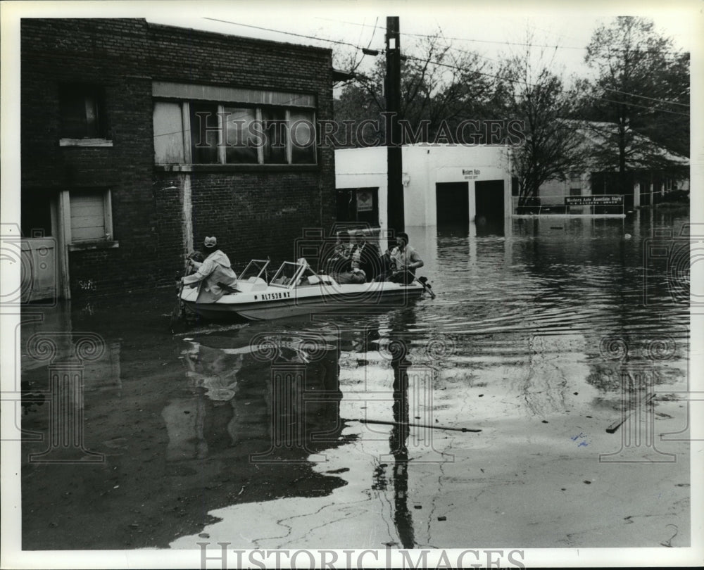 1979 Press Photo Police Rescue Flood Victims in Northport, Alabama - abna08812 - Historic Images