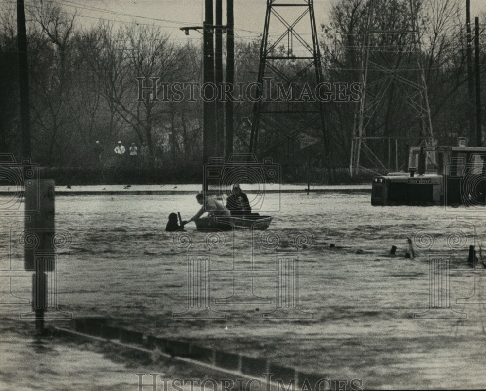 1983 Press Photo Brighton, Alabama Firemen Rescue Nelson Gaitor From Floodwaters - Historic Images