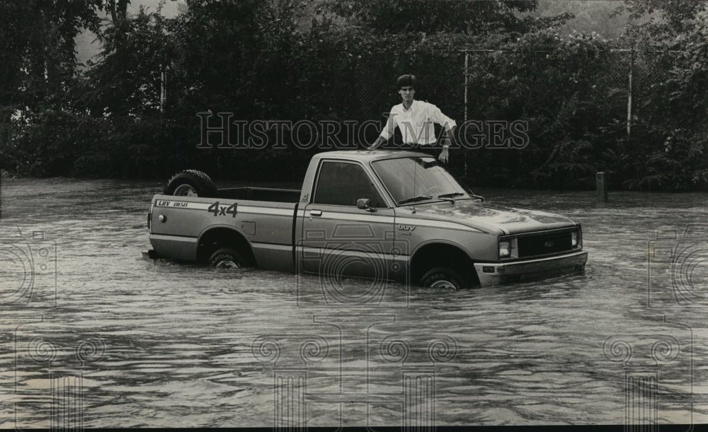 1987 Press Photo Chuck Page, Stranded with Vehicle in Floodwaters, Alabama - Historic Images