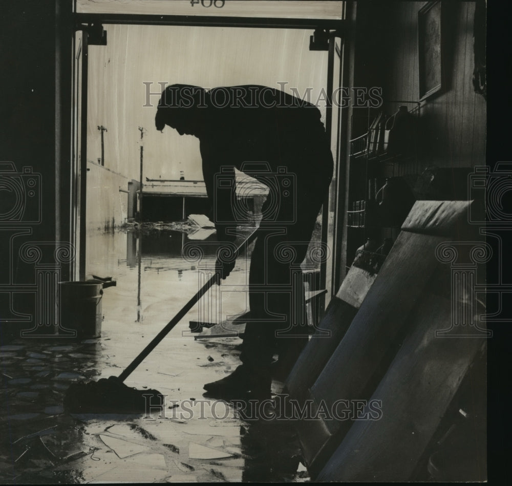 1973 Muscle Shoals, Alabama Businessman Grissett  Mops After Flood - Historic Images