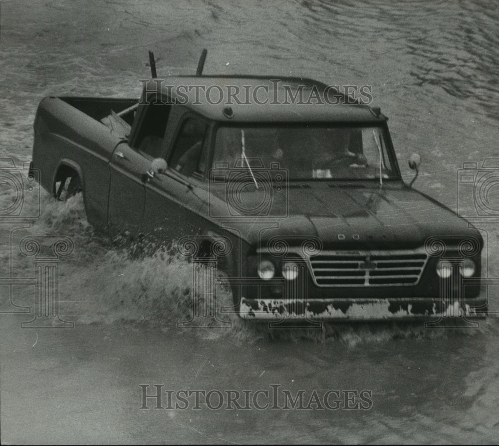 1970 Press Photo Alabama-Truck plows through flood water in Birmingham. - Historic Images