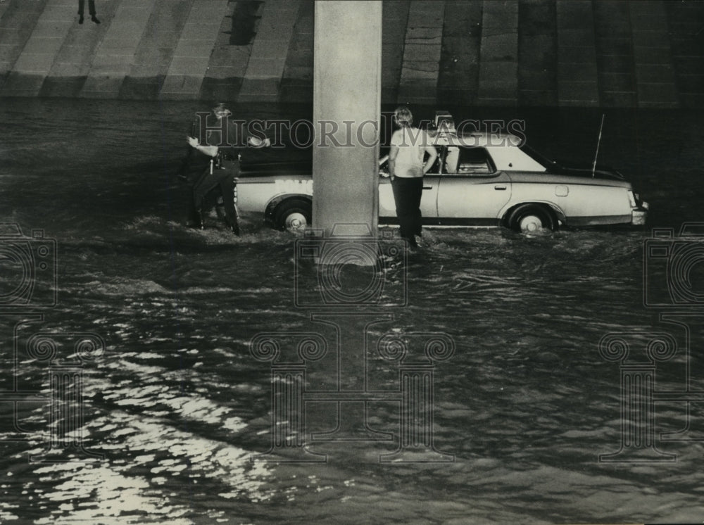 1977 Press Photo Rising Floodwaters Trap Police Car, Birmingham, Alabama - Historic Images