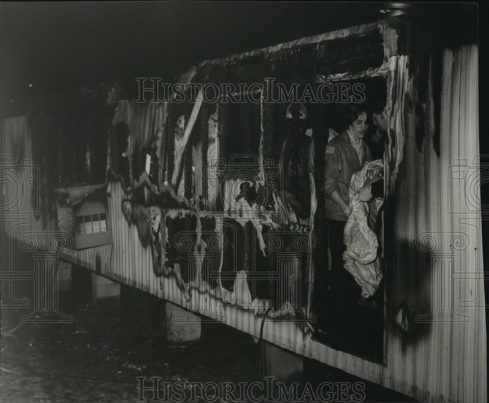 1980 Press Photo Workers Prepare to Remove Bodies in Fire, Opelika, Alabama - Historic Images