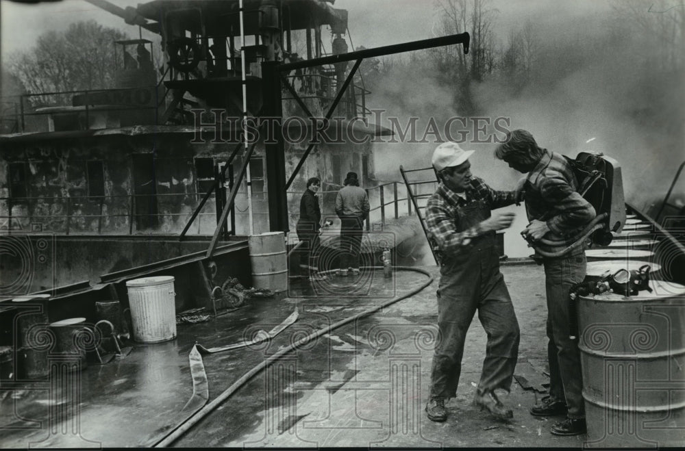 1980 Press Photo Alabama-Fire on tugboat docked at Port Walker on Warrior River. - Historic Images