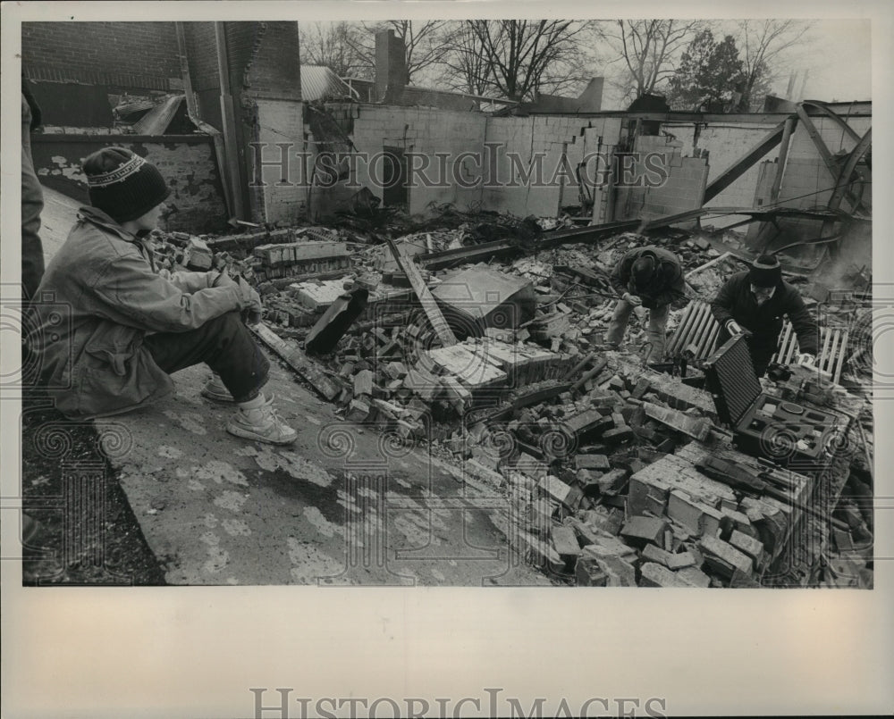 1986 Press Photo Alabama-Child watches Deputies at Cold Spring school fire. - Historic Images