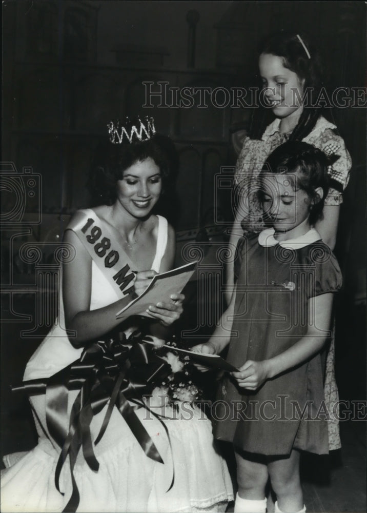 1980 Press Photo Laura Ann Rice, current Alabama Maid of Cotton signs autographs - Historic Images