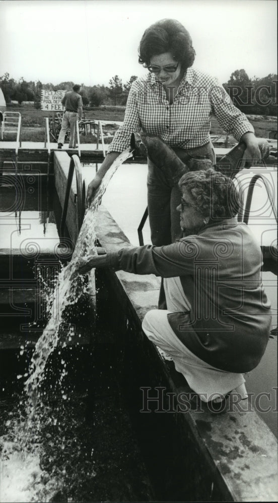 1980 Press Photo Alabama-Ladies sample warm Sealey Springs water in Cottonwood. - Historic Images