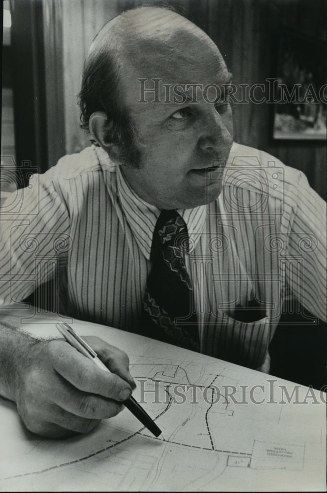 1974 Alabama-Mayor Cecil Crews discusses Centreville&#39;s water system. - Historic Images