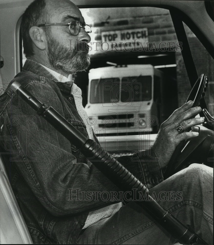 1980 Press Photo Alabama-Ensley merchant J.C. Byrd with shotgun by his side. - Historic Images