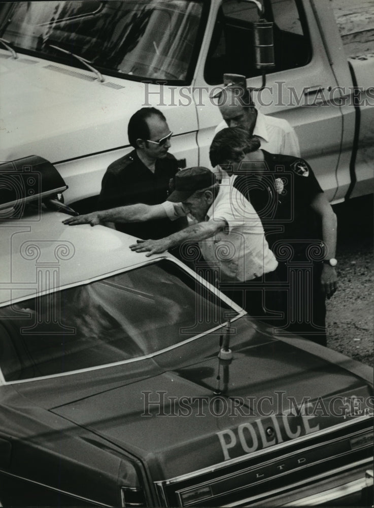 1979 Press Photo Alabama-Birmingham police nab man trying to steel parts of car. - Historic Images