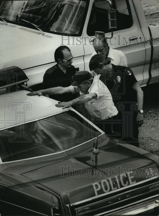 1979 Press Photo Alabama-Birmingham police nab man trying to steel parts of car. - Historic Images
