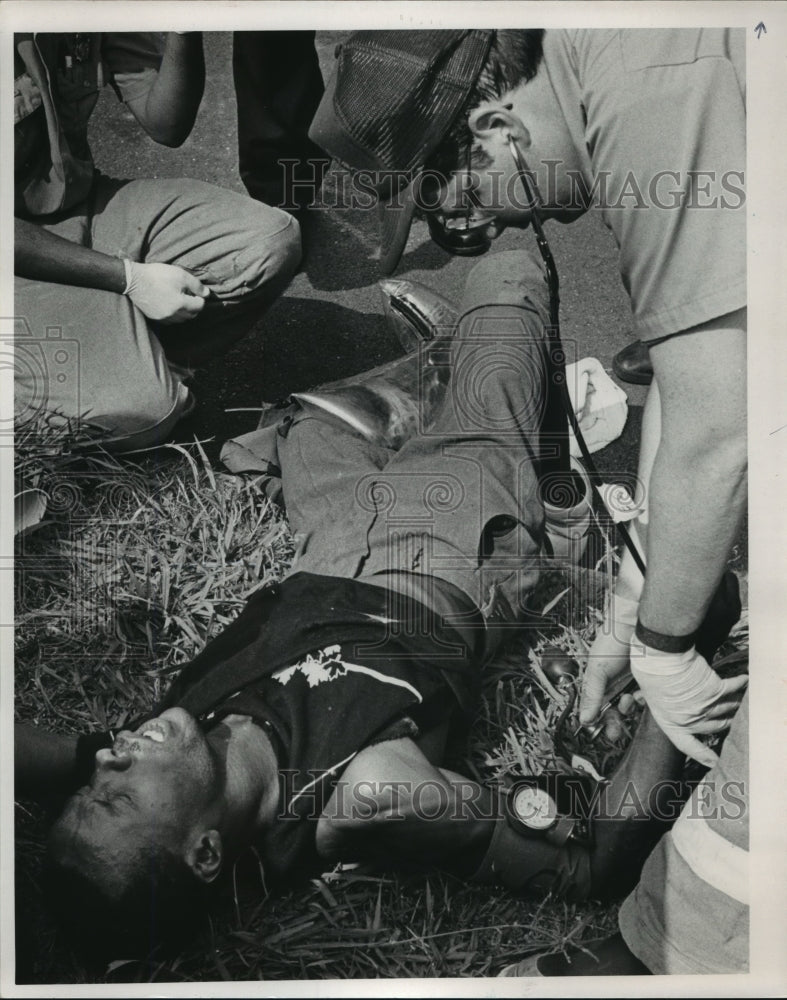 1988 Press Photo Alabama-Birmingham fireman checks man who was shot in the leg. - Historic Images
