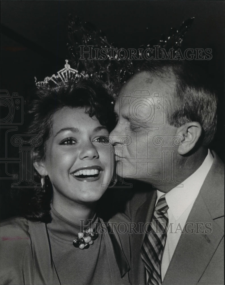 1986 Press Photo-Miss Alabama, gets send off kiss from Hyatt general manager. - Historic Images