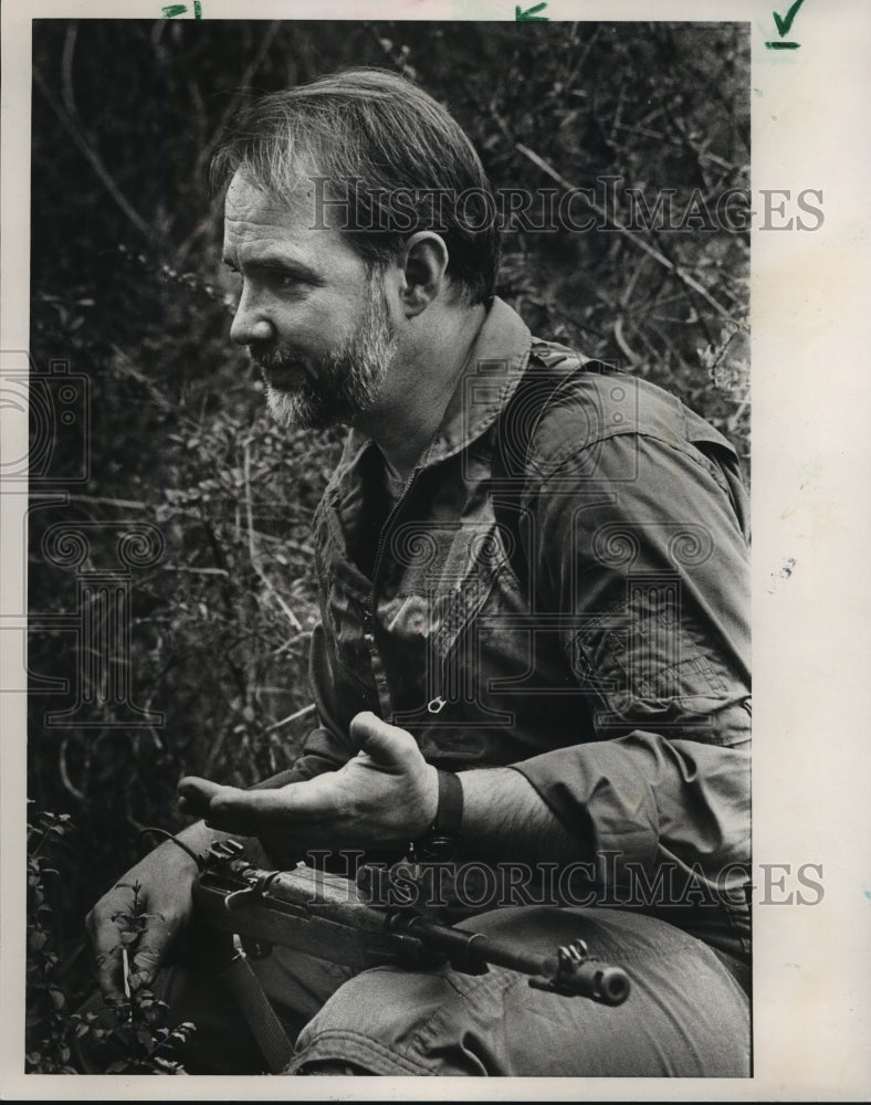 1986 Press Photo Alabama-Frank Camper with gun at Mercenary Training School. - Historic Images