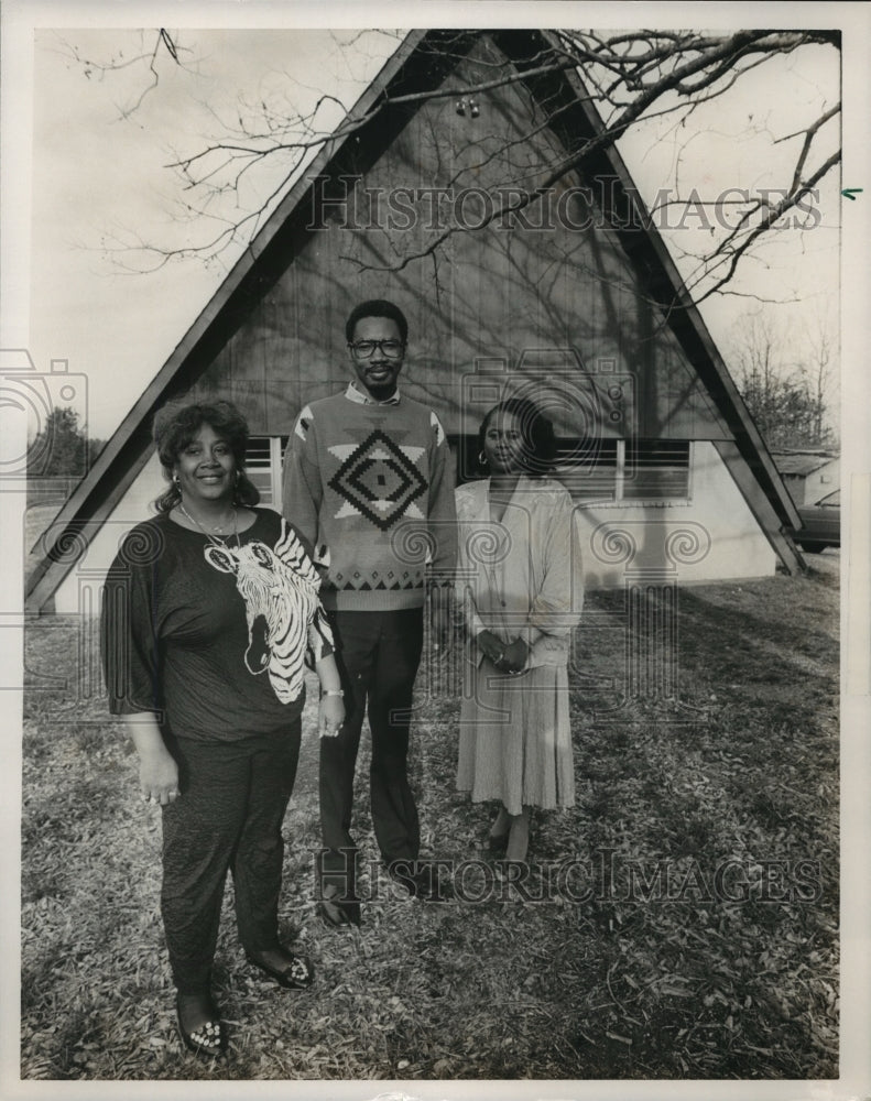 1989 Press Photo Alabama-Officials at the Camp Blossom Hill&#39;s A-framed building. - Historic Images