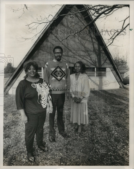 1989 Press Photo Alabama-Officials at the Camp Blossom Hill's A-framed building. - Historic Images