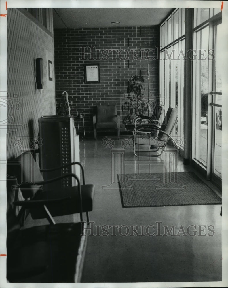 1974 Press Photo Alabama-Bibb County Hospital empty lobby in Centreville. - Historic Images