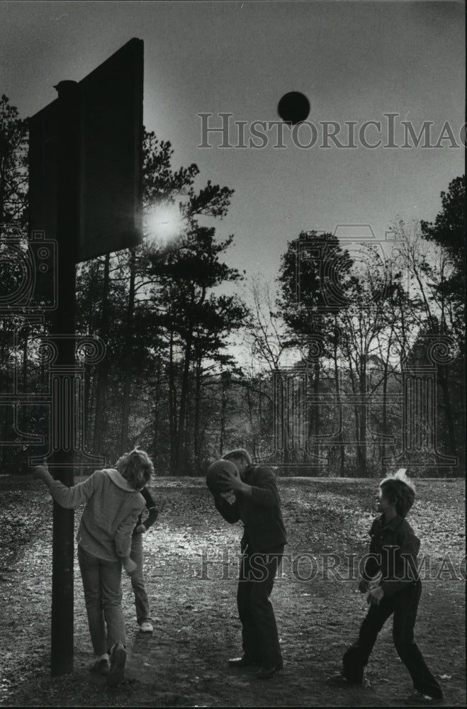 1981 Press Photo Alabama-Early morning play at Chandler Mountain school. - Historic Images