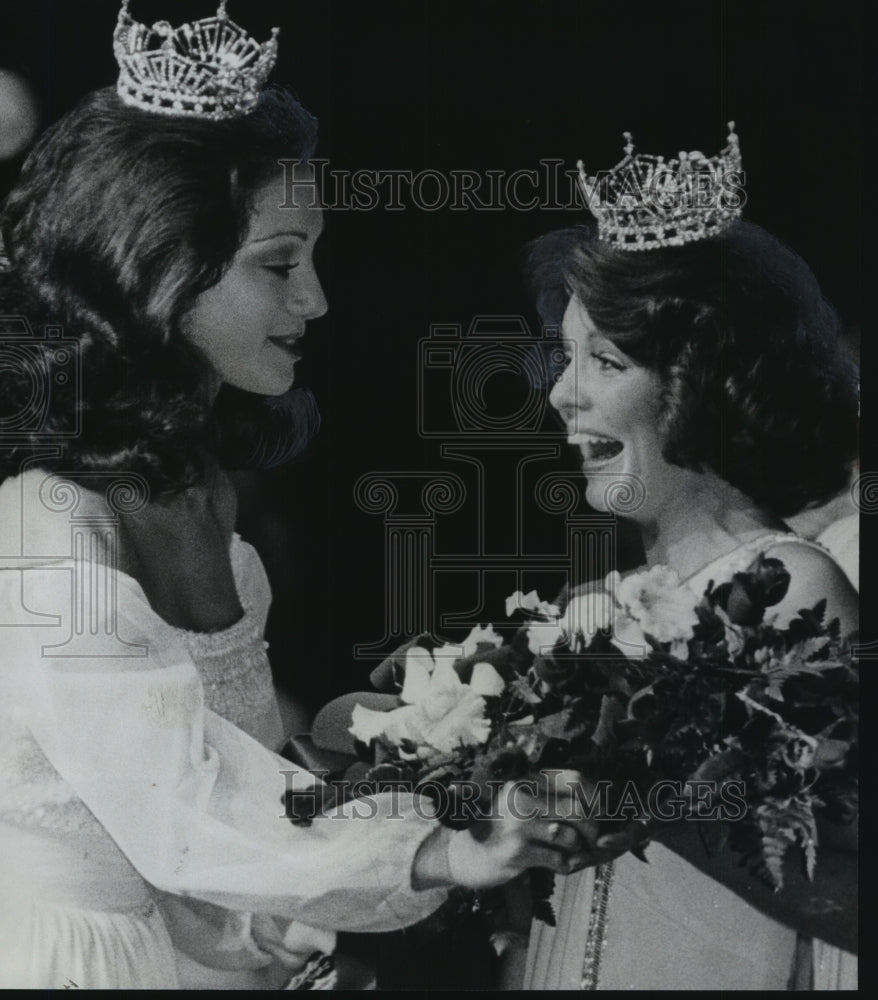 1978 Press Photo New Miss Alabama gets bouquet from retiring Miss Alabama. - Historic Images