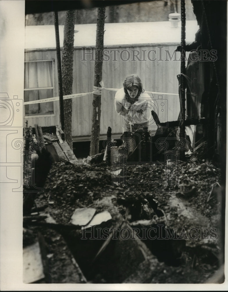 1987 Press Photo Lisa Cruce Looks for Keys After Deadly Fire, Alabama - Historic Images