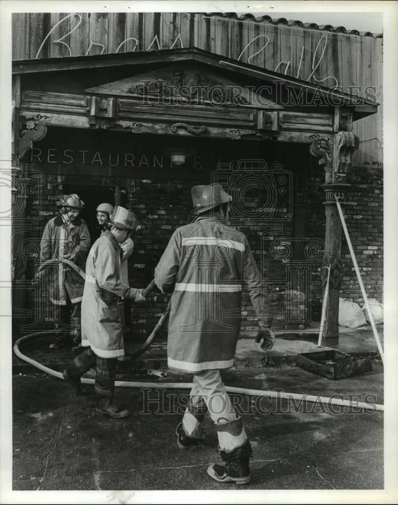 1980 Press Photo Firemen at The Brass Rail Restaurant Fire, Homewood, Alabama - Historic Images