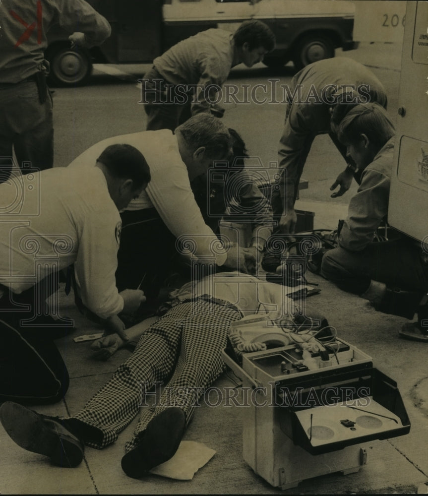 1975, Alabama-Rescue 10 crew work on unconscious patient. - abna09057 - Historic Images