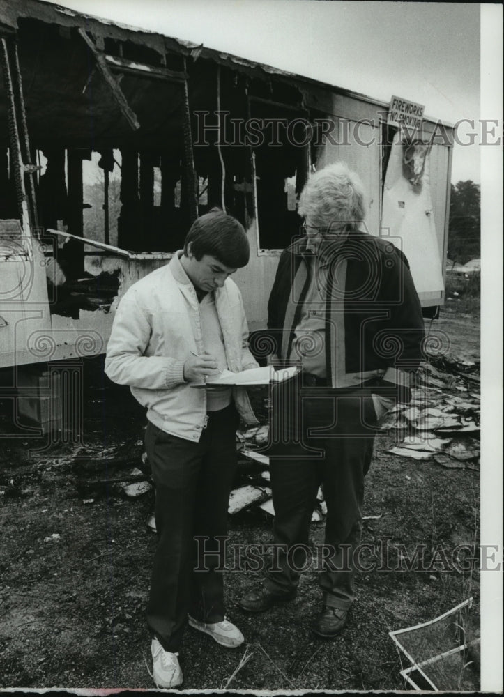 1981 Press Photo Alabama-Mike Ingram and Randy Mixon at fireworks fire site. - Historic Images